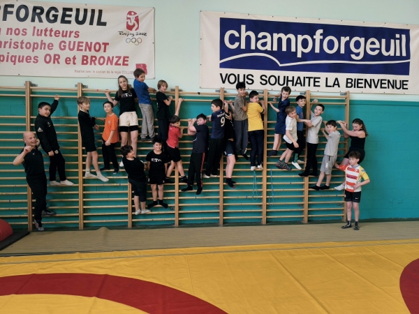 Champforgeuil lutte : les jeunes rugbymen U12 du RTC s'initient à la lutte.