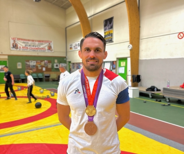 Le champion olympique Steeve GUENOT en visite dans son club formateur l’ASLC lutte de Champforgeuil.