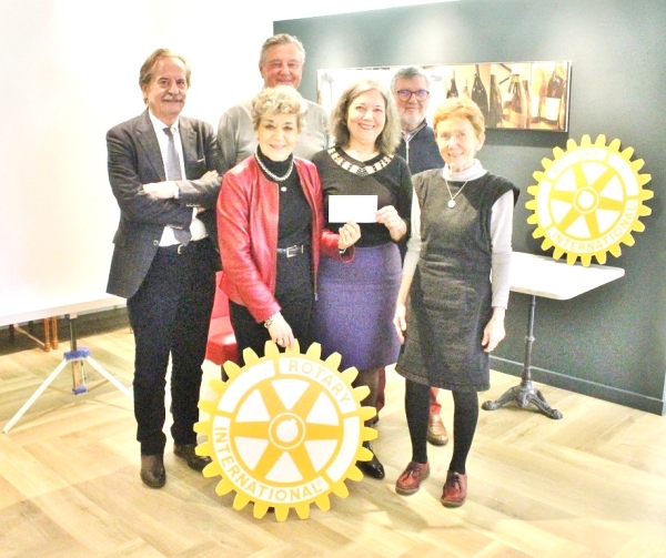 Le Rotary Chalon Saint-Vincent soutient financièrement une sortie du Secours Catholique à Guédelon