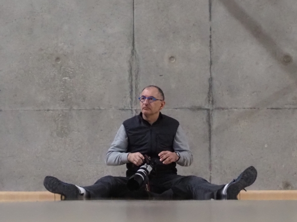 Etre photographe sportif, c'est aussi faire preuve de souplesse sur le parquet 