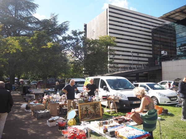 Carton plein pour la brocante du  comité de quartier Saint-Cosme-Bellevue