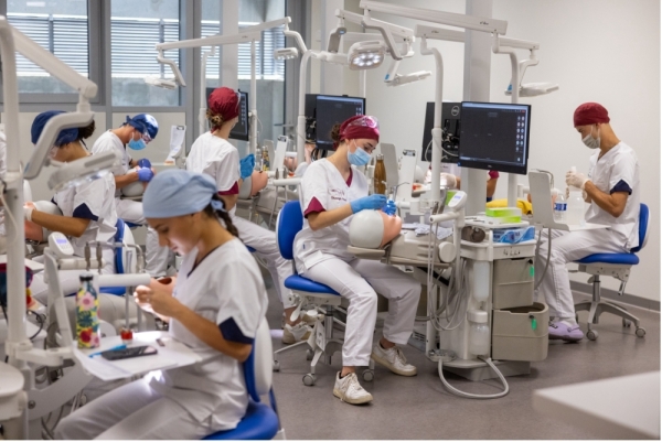 100 jeunes chirurgiens-dentistes seront formés chaque année en Bourgogne-Franche Comté