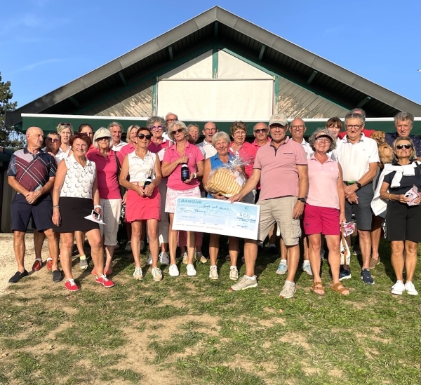 Octobre rose -  L’AS Golf fait un don de 400 euros à l’association Toujours Femme  