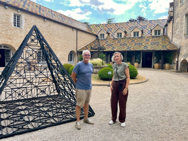 Santenay - La Biennale de sculpture contemporaine trouve refuge au château Philippe le Hardi avec 110 sculptures contemporaines à découvrir