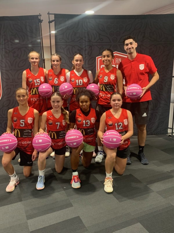 OCTOBRE ROSE - Les équipes féminines de l'Elan Chalon adoptent les ballons roses pour l'occasion 