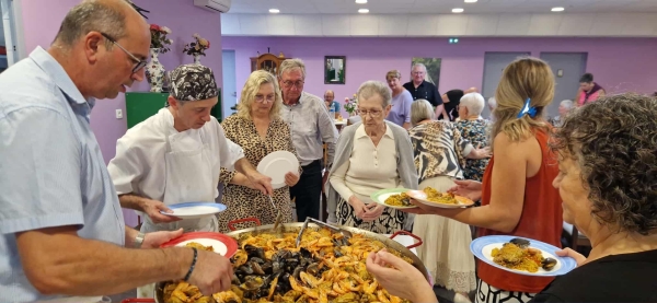 Un déjeuner festif réunit familles et résidents à la Résidence Les Hirondelles