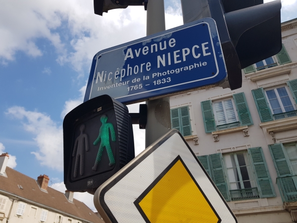 "Mais du coup c'est rue ou avenue Niépce ?" 