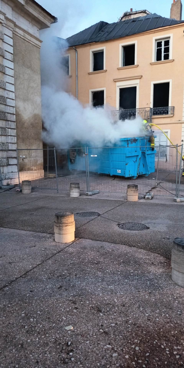 Nouvel incendie aux abords du Crédit Agricole de Givry 