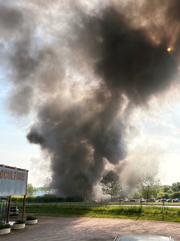 Incendie spectaculaire chez Chapey Paysagiste à Blanzy 