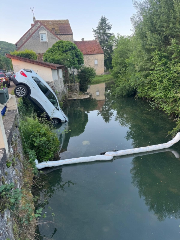 Une voiture termine dans l’Ouche 
