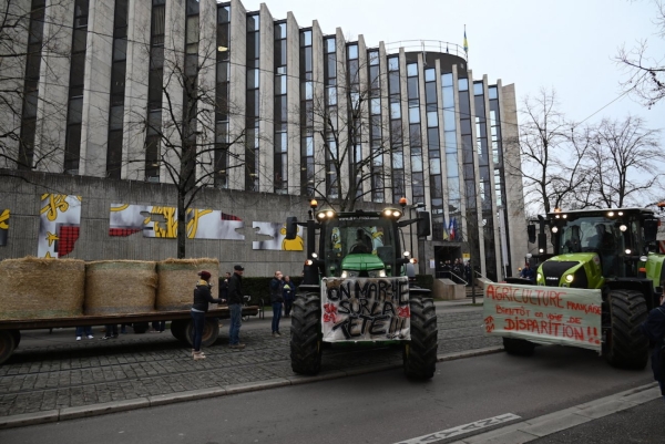 Les agriculteurs en masse devant le Conseil Régional de Bourgogne-Franche Comté 