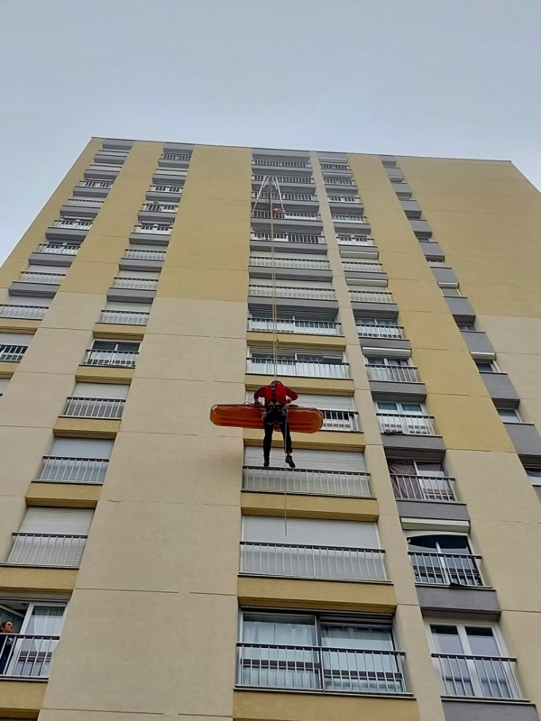 Évacuation spectaculaire à Dijon : une femme secourue depuis le 14e étage