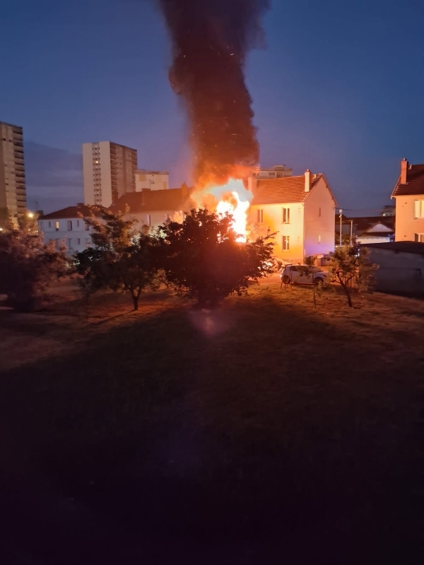 Feu de voiture aux Aubépins dans un garage ce vendredi matin 