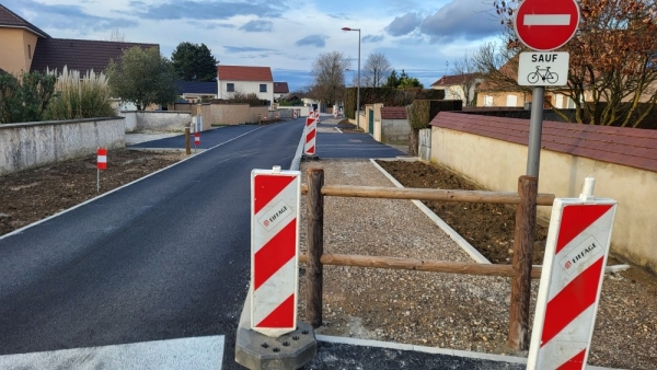 "375 mètres d’aménagements ratés à Lux" : VéloSurSaône dénonce l’exclusion des cyclistes et le mépris de la sécurité des piétons.
