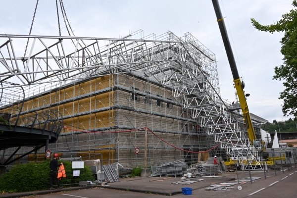 Un blessé dans la chute d'une structure métallique autour de l'Arc 