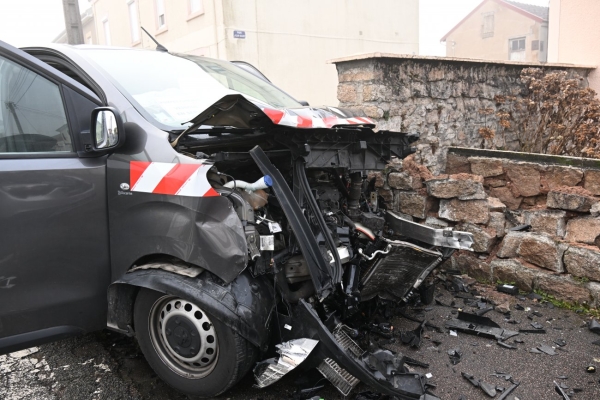 Une femme et un bambin de 6 mois blessés dans une collision avec un véhicule funéraire