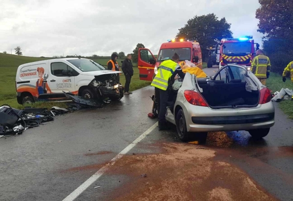 3 blessés dans un choc frontal entre une voiture et une voiture utilitaire ce mardi matin 