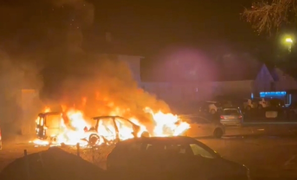 GARE MONTCHANIN -  4 voitures, dont 2 ou 3 d’une filiale de la SNCF, détruite par un incendie 