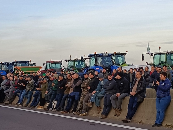 COLERE DES AGRICULTEURS - L'Autoroute A6 fermée dans les deux sens entre Chalon sur Saône et Mâcon