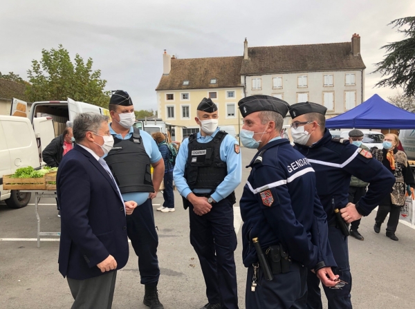 Contrôle des mesures sanitaires à Givry par les gendarmes 