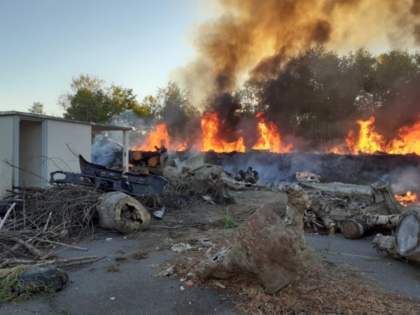 Violent incendie sur l'aire des gens du voyage à Montceau les Mines 