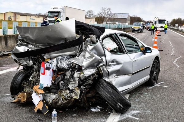 Un jeune de 16 ans tué et deux blessés graves en urgence absolue, dans une collision sur l'Autoroute A77