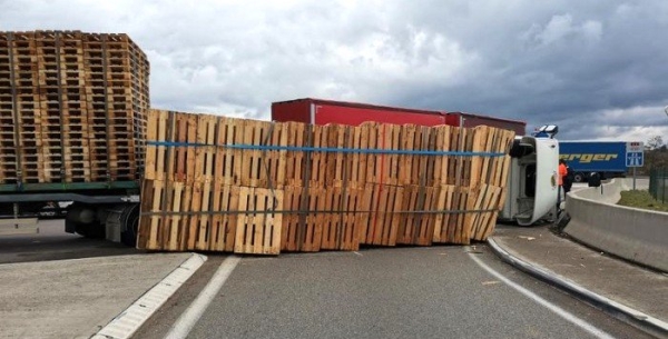 ATTENTION - Un poids-lourd transportant des palettes bloque tout le sud de Chalon 