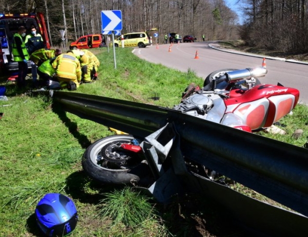 Un motard gravement blessé, mais miraculé, après s’être encastré dans une glissière de sécurité