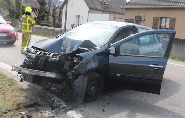 Une jeune automobiliste blessée contre un poteau