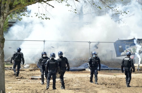 Les forces de l'ordre et les bulldozers interviennent pour l'expulsion des jardins de l'Engrenage à Dijon