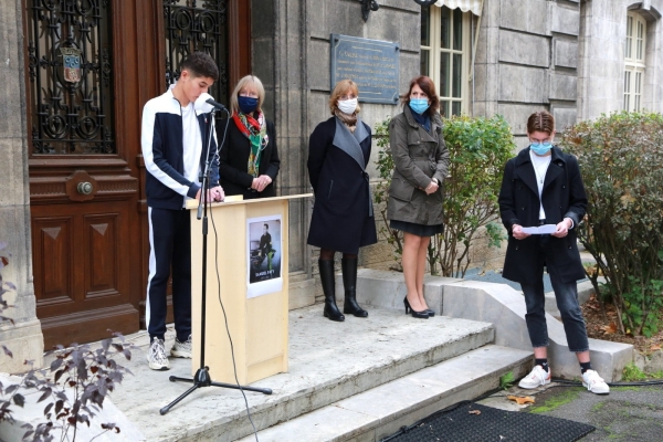 HOMMAGE A SAMUEL PATY - Marie Mercier rend hommage avec les lycéens chalonnais d'Emiland Gauthey