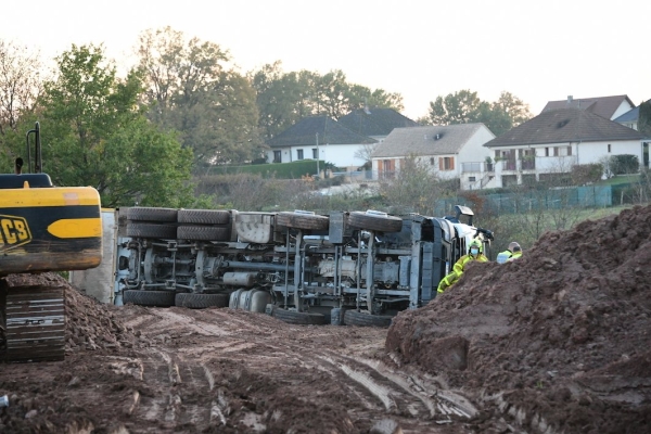 Un ouvrier sérieusement blessé dans le renversement de son camion benne