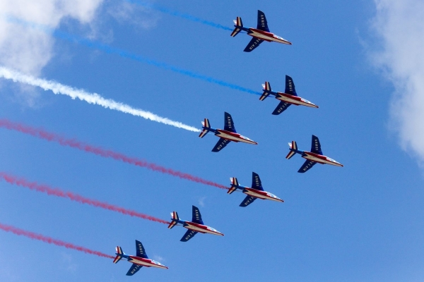 Émotion au collège Le Chapitre pour le survol de la Patrouille de France en Côte d'Or