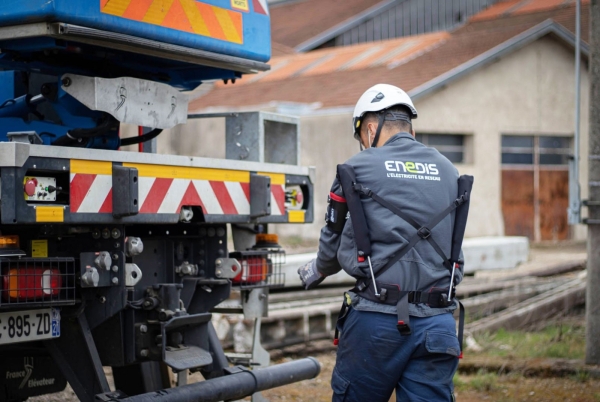 En Bourgogne, Enedis teste un exosquelette made in France