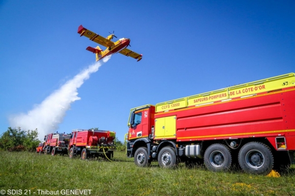 Les sapeurs-pompiers réalisent un exercice avec un Canadair