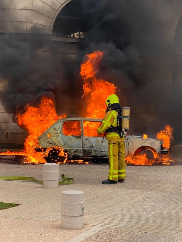 Impressionnant feu de voiture au coeur de Givry ce vendredi après-midi