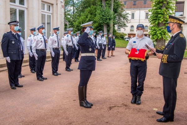 Des policiers décorés et un hommage aux policiers morts en service à Mâcon 