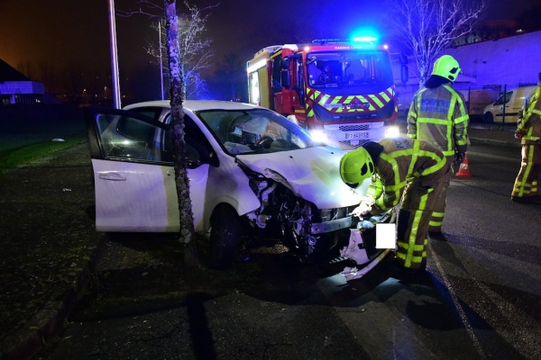 Blessé après avoir perdu le contrôle de sa voiture et coupé deux arbres