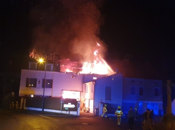 Un très violent incendie détruit une habitation et un camping-car à Saint Léger du Bois 