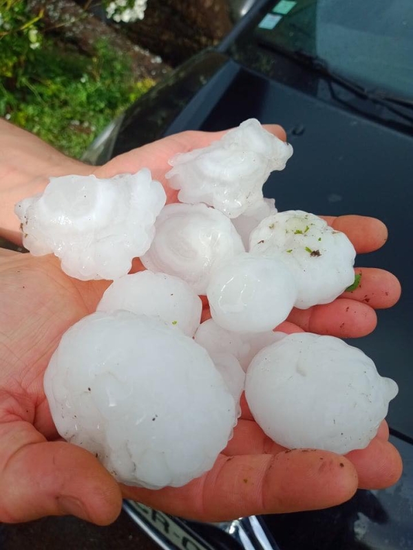 Dans le Doubs, des sacrés morceaux de glace tombés du ciel 