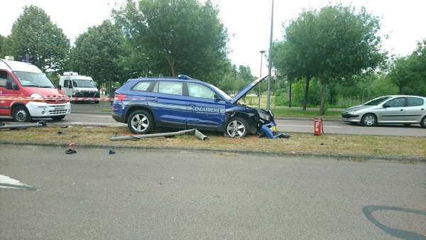 Violent choc routier pour un véhicule de la gendarmerie en intervention 