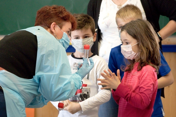 CORONAVIRUS - Déploiement des premiers tests salivaires dans les établissements scolaires en Bourgogne