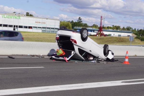  Voiture en mauvaise posture  sur la RCEA