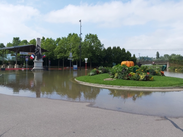 La ville de Louhans demande aux habitants de rester chez eux suite aux inondations 