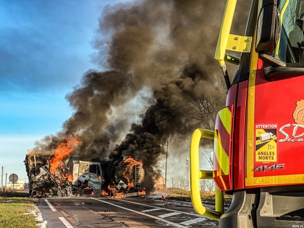 Accident à La Rochepot. Deux poids-lourds se percutent et prennent feu. 40 sapeurs-pompiers sur place.