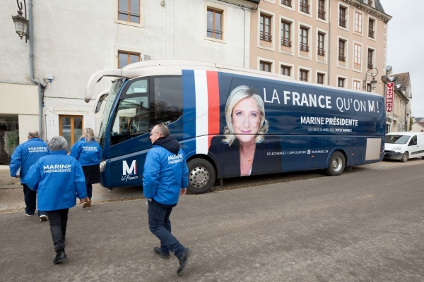  Les soutiens de Marine Le Pen sillonnent les campagnes en car