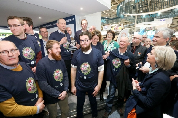 SALON DE L'AGRICULTURE : La Saône-et-Loire reçoit le premier prix du concours «Les agris aiment le Tour de France»