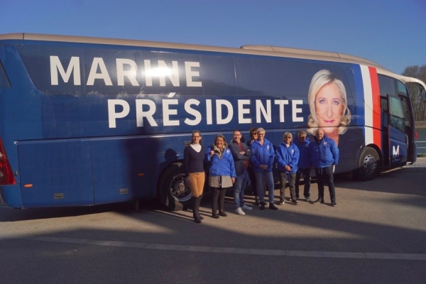 PRÉSIDENTIELLE : Le bus de campagne de Marine Le Pen est passé à Mâcon