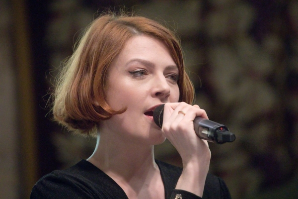 La chanteuse Élodie Frégé apporte une touche culturelle à la vente des vins des Hospices de Nuits-Saint-Georges