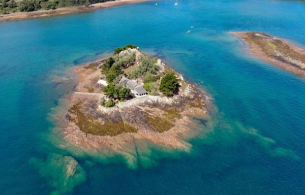 Avis aux amateurs, l'île est à vendre